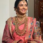 Akshata Sonawane Instagram - Less is more ✨ A minimal royal look for @akshatasonawane 💕 Fresh dewy look to complement those hues of pink. It was fun dolling her up 💖 . #weddingmua #muabride #bride #wedding #hairstyles #hairart #hairoftheday #explore #trending #makeupandhair #maharastrianbride #indianbride #royalmakeup #dewylook #glam #bridalglam #haldifit #bridalmakeup #mumbaimakeupartist #bridallook #pujathakkar #royallook Mumbai - मुंबई
