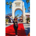 Aleeza Khan Instagram - Hollywood!!!! Where dreams Come true .... LOS ANGELOS CALIFORNIA.📍 YES I SAW A DREAM , AND I MADE IT COME TRUE. SINCE CHILDHOOD ALWAYS BEEN A FAN OF HOLLYWOOD MOVIES AND TV SHOWS. FROM BEING AS OLD 5YRS OLD TILL DATE. WHO SAYS DREAMS DONT COME TRUE... IF YOU HAVE THE COURAGE TO DREAM BIG AND MANIFEST IT EACH DAY AND NIGHT. IT TAKES QUITE A LONG PROCEDURE .. BUT IT DOES COME TRUE AGE NO LIMITS!!! TOTALLY BLESSED !! SPEECHLESS OUT OF WORDS .!!! SUPER EXCITED FOR THE @unistudios .WHAT A WONDERFUL DAY OUT AT THE STUDIOS. WORTH EVERY PENNY. TIMINGS 9AM TO 6PM ITS A HUGE PROPETY TAKES UR ENTIRE DAY !!!! STARTS FROM 100$ goes upto 170$ ( FOR GENERAL ENTRY) AND 200$ to 250 ( EXPRESS PASS SINGLE ENTRY TO UNLIMITED PASS) #TIP: EITHER START EARLY / OR IF U DONT WANNA WASTE TIME IN WAITING TAKE TYE EXPRESS PASS. #TIP: STARTS AT 9AM , ITS A HUGE PLACE, TO EXPERIENCE EVERYTHING AND NOT MISS OUT ON ANYTHING START UR DAY EARLY ..EARLY AS 7AM FINISH UR BREAKFAST AND GET READY AND LEAVE BY 8AM. TO BE THERE SHARP BY 9AM. FOOD WATER BOTTLES CAN BE TAKEN INSIDE, INCASE IF YOU WANNA SAVE UR EXTRA BUCKS AND TIME, CARRY UR OWN FOOD. OTHERWISE, FOOD, RESTAURANTS, COFFE SHOPS,UR FAVOURITE STARBUCKS TOO... EVERYTHING IS AVAILABLE INSIDE.SHOPPING FROM UR FAVOURITE MOVIE STORES US ALSO AVAILBLE. ABSOLUTELY 💯 💯 💯 MEET ALL UR FAVOURITE CHILDHOOD CHARACTERS, FAVOURIYE MOVIE SETS , RIDE EXPERIENCE, THEME PARKS, ETC. EVERYTHING AT ITS BEST!!! FROM TRANSFORMERS TO HARRY POTTER,FROM THE MUMMY TO JURASSIC WORLD , TO NINTENDO WORLD, SUPET MARIO BROS, NINJA TURTLE . FROM HOGWARTS TO SIMPSONS, SCOOBY DOO ,TO KRUSTYLAND, EVERTHING WAS JUST SO PERFECT !!! MEETING MY FAVOURITE TRANSFORMERS SHAKING HANDS TO DANCING WOTH THEM , MADE MY DAY 🤩🤩🤩 #universalstudios #themepark #hollywood #losangeles #california #transformers #themummy #Harrypotter #hogwarts #Hogwartsexpresss #nintendo #supermario #mario #scoobydoo #simpsons #jurassicpark #jurassicworld #krustyland #ninja #ninjaturtles #lifeofpets #lifeofadventure Universal Studios Hollywood