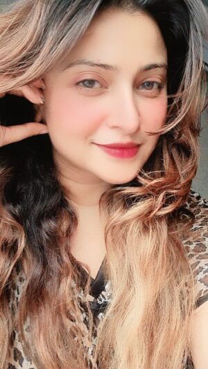 Aleeza Khan Instagram - #ispyarsemeritarafnadekho #reelsinstagram #ReelsVideo #reelkarofeelkaro #reelitfeelit #love #romance #romantic #trendingreels #explorepage 
#bollywood #songs #iamaleezakhan
