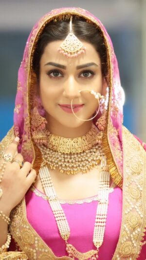 Amandeep Sidhu Instagram - This one is my favourite bridal look till now💜
Simple yet elegant .
Thanks to my favourites @anusoru @nidhikurda @itsmemonaarora 💜
Love you 😘😘😘
.
.
.
.
#amandeepsidhu #chashni #chandni #toodles #trending #reelsinstagram