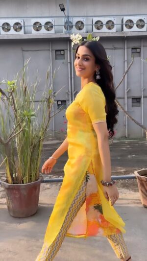 Amandeep Sidhu Instagram - 💫 
.
.
.
Styling: @anusoru @nidhikurda 
.
.
#amandeepsidhu #chashni #chandni #toodles
