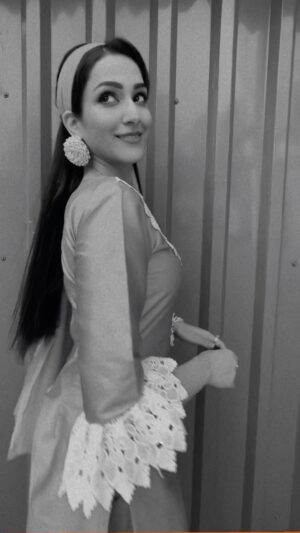 Amandeep Sidhu Instagram - Thoda filmy hona to banta hai na😌
.
.
.
#amandeepsidhu #retro #dreamgirl #chashni
