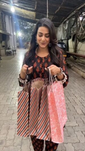 Amandeep Sidhu Instagram - Tag your sisters jinnke bina aapki zindagi aur shopping donon adhoore hain!
