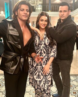 Amandeep Sidhu Instagram - THE TEAM🔱
Get ready for dhamakedaar episodes!
.
.
.

Saubhagyavati Bhava Monday to Saturday 10pm on starbhart and Disney Hotstar
#amandeepsidhu #rohitroy #karanvirbohra #saubhgyavatibhava