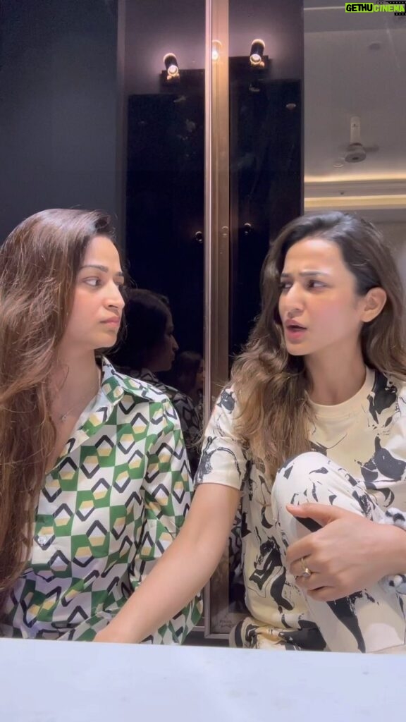Amandeep Sidhu Instagram - When you discuss your lovelife with your sister! But she’s only interested in clothes🤕🤕 . . . . . . . #amandeepsidhu #siblings #reels #funnyvideos #reelsinstagram #toodles