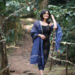 Amika Shail Instagram - Subho durgashtami ❤️ . . Travel partner @teamtrippova Accomodation by @spinoratravelco Click by @riyas_kanthapuramphotography @riginrosh . . #AmikaShail #durgapuja #mahashtami #ashtami #puja #festival