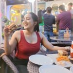 Amika Shail Instagram - I also eat burgers 🍔😋 . . #AmikaShail #junk #foodie #burger