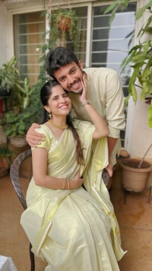 Amruta Deshmukh Instagram - आजोबांनी (आईच्या बाबांनी) वयाच्या 87व्व्या वर्षी सगळं planning करून, भेटवस्तू, बुके ह्या सगळ्यांनी सजवून केळवणाला सुरवात केली..एवढं सगळं झाल्यावर मग "उखाणा घ्या" ह्या ऑर्डर ला नाकारणार कसं 🙈