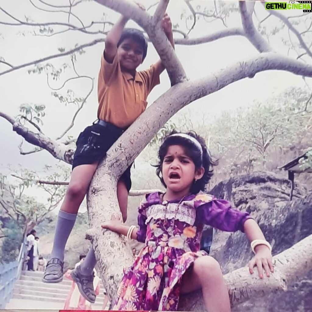 Amruta Deshmukh Instagram - If “असुरी आनंद” 😈 had a face it would look like @abhisheksdeshmukh ! Happy rakshaBANDHAN 🥴😅 • #siblings