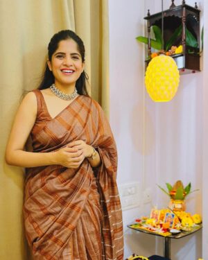 Amruta Deshmukh Instagram - May the spirit of Onam fill your heart with happiness and prosperity and your tummy with lots of South Indian food 😍🤤
And your wardrobe with Kerala Silk Saree..like this one ☺️

#PodiIdliForLife #onam 
•
📸 @prasadjawade 🕺🏼
