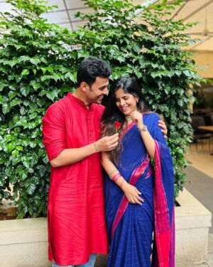 Amruta Deshmukh Instagram - चांदीच्या ताटात पुरणपोळी..
पुरणपोळीमध्ये जायफळ..
प्रसाद चं नाव घेतेय देशमुखांचं शेंडेफळ ! 👧🏻
केळवण by Deshmukhs! 
•
Saree by @suta_bombay Kurta by @fabindiaofficial gifted with love by @harshadakhanvilkar 😍 How do we look Mumma?