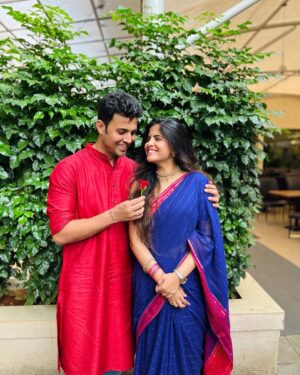 Amruta Deshmukh Instagram - चांदीच्या ताटात पुरणपोळी..
पुरणपोळीमध्ये जायफळ..
प्रसाद चं नाव घेतेय देशमुखांचं शेंडेफळ ! 👧🏻
केळवण by Deshmukhs! 
•
Saree by @suta_bombay Kurta by @fabindiaofficial gifted with love by @harshadakhanvilkar 😍 How do we look Mumma?