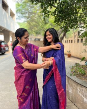 Amruta Deshmukh Instagram - चांदीच्या ताटात पुरणपोळी..
पुरणपोळीमध्ये जायफळ..
प्रसाद चं नाव घेतेय देशमुखांचं शेंडेफळ ! 👧🏻
केळवण by Deshmukhs! 
•
Saree by @suta_bombay Kurta by @fabindiaofficial gifted with love by @harshadakhanvilkar 😍 How do we look Mumma?