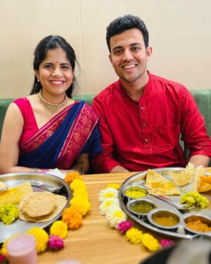 Amruta Deshmukh Instagram - चांदीच्या ताटात पुरणपोळी..
पुरणपोळीमध्ये जायफळ..
प्रसाद चं नाव घेतेय देशमुखांचं शेंडेफळ ! 👧🏻
केळवण by Deshmukhs! 
•
Saree by @suta_bombay Kurta by @fabindiaofficial gifted with love by @harshadakhanvilkar 😍 How do we look Mumma?