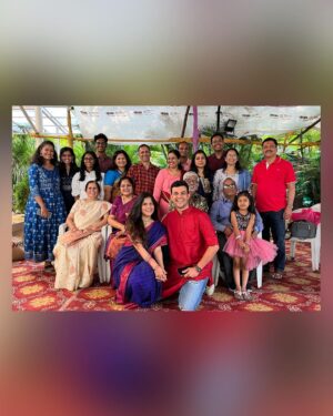 Amruta Deshmukh Instagram - चांदीच्या ताटात पुरणपोळी..
पुरणपोळीमध्ये जायफळ..
प्रसाद चं नाव घेतेय देशमुखांचं शेंडेफळ ! 👧🏻
केळवण by Deshmukhs! 
•
Saree by @suta_bombay Kurta by @fabindiaofficial gifted with love by @harshadakhanvilkar 😍 How do we look Mumma?