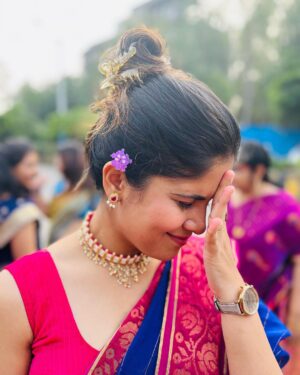 Amruta Deshmukh Instagram - चांदीच्या ताटात पुरणपोळी..
पुरणपोळीमध्ये जायफळ..
प्रसाद चं नाव घेतेय देशमुखांचं शेंडेफळ ! 👧🏻
केळवण by Deshmukhs! 
•
Saree by @suta_bombay Kurta by @fabindiaofficial gifted with love by @harshadakhanvilkar 😍 How do we look Mumma?