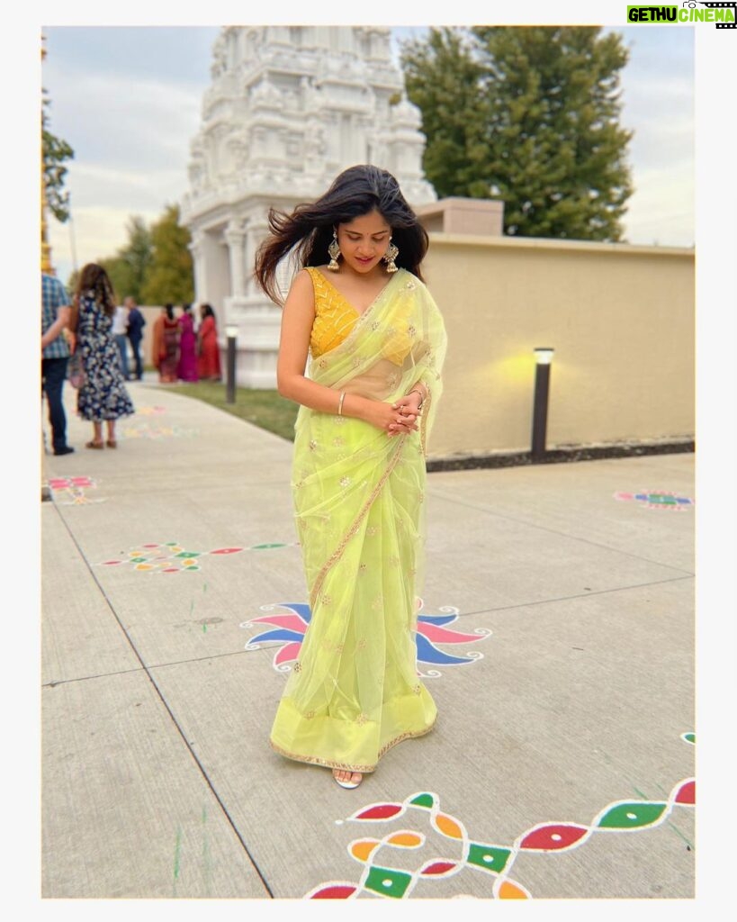Amruta Deshmukh Instagram - बाप्पा आगमन in Kansas City 🇺🇸 Thank You Kansasकर ..नट्टा-पट्टा करता आला..मजा आली..बाप्पाशी भेट झाली 😍🌺 Kansas City Temple