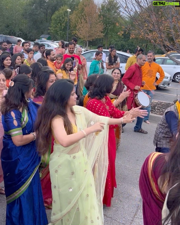 Amruta Deshmukh Instagram - बाप्पा आगमन in Kansas City 🇺🇸 Thank You Kansasकर ..नट्टा-पट्टा करता आला..मजा आली..बाप्पाशी भेट झाली 😍🌺 Kansas City Temple