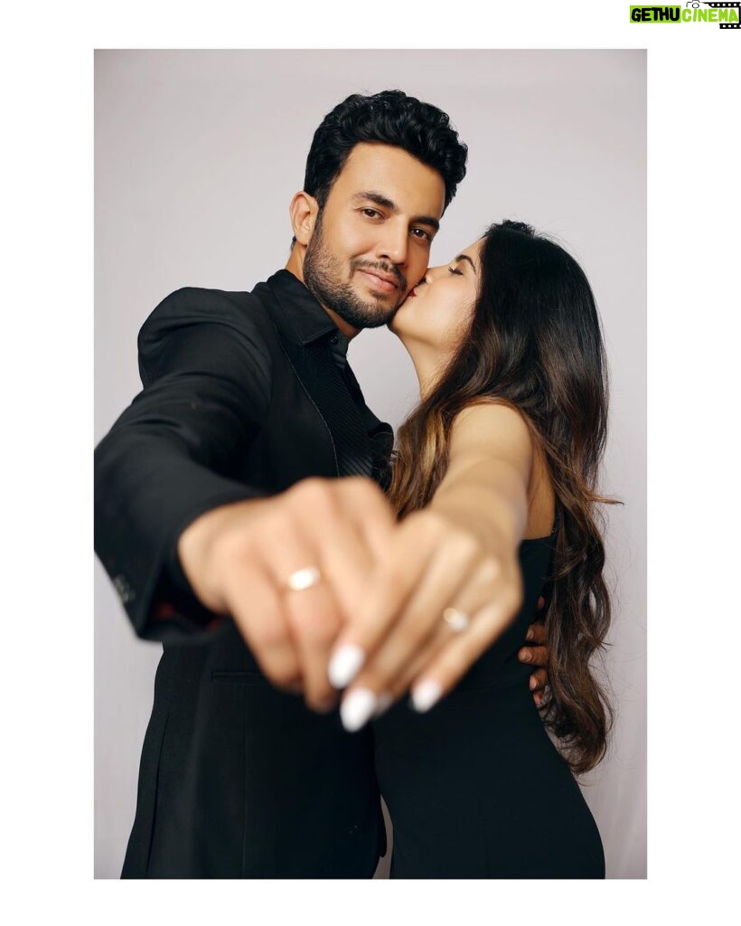 Amruta Deshmukh Instagram - "I came here tonight because when you realize you want to spend the rest of your life with somebody, you want the rest of your life to start as soon as possible." ~When Harry Met Sally • #Engaged #ForeverTogether • Pictures by: @shrutisbagwe Hair and MUA: @saurabh_kapade Prasad’s styling: @tanmay_jangam Wearing: @chetansachala
