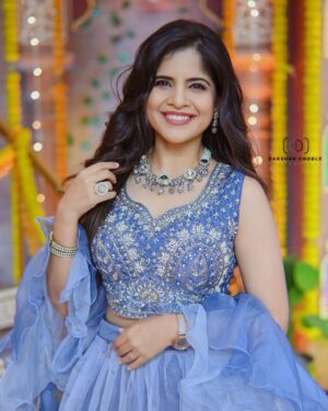 Amruta Deshmukh Instagram - ज्या कार्यक्रमाने गेल्या काही वर्षांत नित्यनेमाने हसवलं.."एवढं कमाल timing ह्यांचं कसं..इतकी perfect नक्कल कशी काय करतात राव?" असे प्रश्न tv समोर बघताना पडायचे..त्या "चला हवा येऊ द्या" मध्ये सहभागी होण्याची संधी, माझ्या "नियम व अटी लागू" ह्या नाटकामुळे मिळाली..कमाल अनुभव !! बघा हा एपिसोड आज 9.30 ला किंवा zee5 app var कधीही..😃😃🕺🏼
•
Outfit : @kajreeretail 
Jewellery: @sorayaajewels_ 
MUA : @niteshgaikwad2525 
Photos: @darshan_dhoble_photography