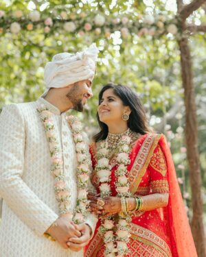 Amruta Deshmukh Instagram - "I want all of you, forever, everyday. You and me. Everyday." 
•
•
Pictures by: @surajpatel.in 
MUA: @saurabh_kapade 
Amruta’s outfit: customised blouse by: @kanchuki.in | Customised dupatta by: @nishfash_design_studio 
Jewellery by: @antarajewellery 
Prasad’s outfit: @suvidhafashion | styled by: @tanmay_jangam 
Garlands by: @floralart_byanushka 
Decor by: @panachedecorsofficial 
Venue: Nature Fun Resort, Kalote.
