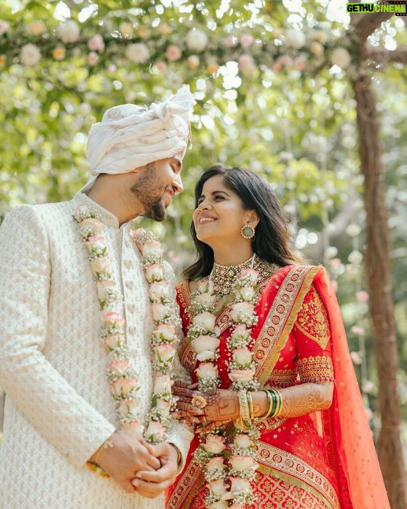 Amruta Deshmukh Instagram - "I want all of you, forever, everyday. You and me. Everyday." • • Pictures by: @surajpatel.in MUA: @saurabh_kapade Amruta’s outfit: customised blouse by: @kanchuki.in | Customised dupatta by: @nishfash_design_studio Jewellery by: @antarajewellery Prasad’s outfit: @suvidhafashion | styled by: @tanmay_jangam Garlands by: @floralart_byanushka Decor by: @panachedecorsofficial Venue: Nature Fun Resort, Kalote.