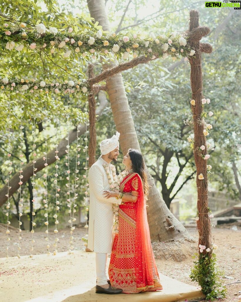 Amruta Deshmukh Instagram - "I want all of you, forever, everyday. You and me. Everyday." • • Pictures by: @surajpatel.in MUA: @saurabh_kapade Amruta’s outfit: customised blouse by: @kanchuki.in | Customised dupatta by: @nishfash_design_studio Jewellery by: @antarajewellery Prasad’s outfit: @suvidhafashion | styled by: @tanmay_jangam Garlands by: @floralart_byanushka Decor by: @panachedecorsofficial Venue: Nature Fun Resort, Kalote.