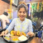 Amruta Deshmukh Instagram - नाटकाच्या कोकण दौऱ्याचा रत्नांगिरीत शुभारंभ ! 🐟 🌊 🍛 गाण्याचा आणि फोटोचा फार जवळाचा..म्हणजे जवळचा संबंध आहे 😝 📍 ओंकार रेस्टॉरंट, रत्नागिरी ! • @niyam_v_ati_lagoo #MarathiNatak