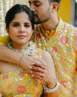 Amruta Deshmukh Instagram - Our future so bright 🌞 You gotta need shades 😎 
#HaldiScenes #Yellowजीसनमहमआगये 
Thank you @designer_kazbee for the brightest Haldi outfits!
•
📸 @surajpatel.in 
MUA: @swatighodke_mua_official 
Styled by: @tanmay_jangam 
Floral jewellery by: @floralart_byanushka