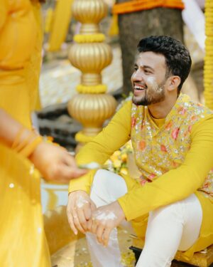 Amruta Deshmukh Instagram - Our future so bright 🌞 You gotta need shades 😎 
#HaldiScenes #Yellowजीसनमहमआगये 
Thank you @designer_kazbee for the brightest Haldi outfits!
•
📸 @surajpatel.in 
MUA: @swatighodke_mua_official 
Styled by: @tanmay_jangam 
Floral jewellery by: @floralart_byanushka