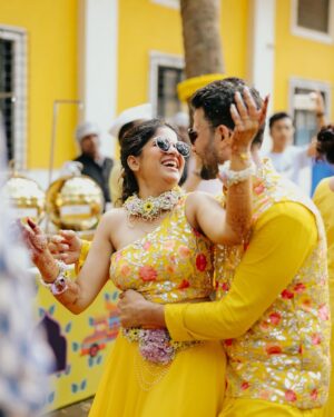Amruta Deshmukh Instagram - Our future so bright 🌞 You gotta need shades 😎 
#HaldiScenes #Yellowजीसनमहमआगये 
Thank you @designer_kazbee for the brightest Haldi outfits!
•
📸 @surajpatel.in 
MUA: @swatighodke_mua_official 
Styled by: @tanmay_jangam 
Floral jewellery by: @floralart_byanushka