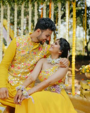 Amruta Deshmukh Instagram - Our future so bright 🌞 You gotta need shades 😎 
#HaldiScenes #Yellowजीसनमहमआगये 
Thank you @designer_kazbee for the brightest Haldi outfits!
•
📸 @surajpatel.in 
MUA: @swatighodke_mua_official 
Styled by: @tanmay_jangam 
Floral jewellery by: @floralart_byanushka