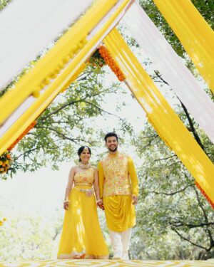 Amruta Deshmukh Instagram - Our future so bright 🌞 You gotta need shades 😎 
#HaldiScenes #Yellowजीसनमहमआगये 
Thank you @designer_kazbee for the brightest Haldi outfits!
•
📸 @surajpatel.in 
MUA: @swatighodke_mua_official 
Styled by: @tanmay_jangam 
Floral jewellery by: @floralart_byanushka