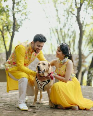 Amruta Deshmukh Instagram - Our future so bright 🌞 You gotta need shades 😎 
#HaldiScenes #Yellowजीसनमहमआगये 
Thank you @designer_kazbee for the brightest Haldi outfits!
•
📸 @surajpatel.in 
MUA: @swatighodke_mua_official 
Styled by: @tanmay_jangam 
Floral jewellery by: @floralart_byanushka