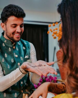 Amruta Deshmukh Instagram - A timeless tradition of beauty.. Mehndi ✨✨
Spent 4 hrs for my Mehendi and then @prasadjawade shows up and steals the show 🥹🫶🏻
•
Extraordinary Mehendi by @kkanchan_mehendi_ 
Beautiful floral jewellery by: @floralart_byanushka 
Prettiest decor by : @decorbyketan 
Outfits: @suvidhafashion | styled by: @tanmay_jangam 
Supreme MUA: @swatighodke_mua_official 
📸 @themerrymakers.in 🫶🏻