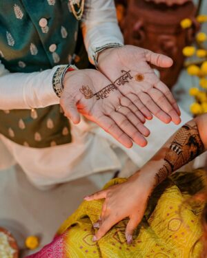 Amruta Deshmukh Instagram - A timeless tradition of beauty.. Mehndi ✨✨
Spent 4 hrs for my Mehendi and then @prasadjawade shows up and steals the show 🥹🫶🏻
•
Extraordinary Mehendi by @kkanchan_mehendi_ 
Beautiful floral jewellery by: @floralart_byanushka 
Prettiest decor by : @decorbyketan 
Outfits: @suvidhafashion | styled by: @tanmay_jangam 
Supreme MUA: @swatighodke_mua_official 
📸 @themerrymakers.in 🫶🏻
