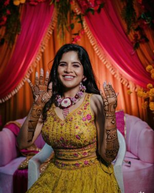 Amruta Deshmukh Instagram - A timeless tradition of beauty.. Mehndi ✨✨
Spent 4 hrs for my Mehendi and then @prasadjawade shows up and steals the show 🥹🫶🏻
•
Extraordinary Mehendi by @kkanchan_mehendi_ 
Beautiful floral jewellery by: @floralart_byanushka 
Prettiest decor by : @decorbyketan 
Outfits: @suvidhafashion | styled by: @tanmay_jangam 
Supreme MUA: @swatighodke_mua_official 
📸 @themerrymakers.in 🫶🏻