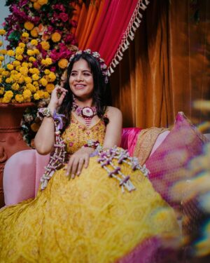 Amruta Deshmukh Instagram - A timeless tradition of beauty.. Mehndi ✨✨
Spent 4 hrs for my Mehendi and then @prasadjawade shows up and steals the show 🥹🫶🏻
•
Extraordinary Mehendi by @kkanchan_mehendi_ 
Beautiful floral jewellery by: @floralart_byanushka 
Prettiest decor by : @decorbyketan 
Outfits: @suvidhafashion | styled by: @tanmay_jangam 
Supreme MUA: @swatighodke_mua_official 
📸 @themerrymakers.in 🫶🏻