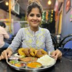 Amruta Deshmukh Instagram - नाटकाच्या कोकण दौऱ्याचा रत्नांगिरीत शुभारंभ ! 🐟 🌊 🍛 गाण्याचा आणि फोटोचा फार जवळाचा..म्हणजे जवळचा संबंध आहे 😝 📍 ओंकार रेस्टॉरंट, रत्नागिरी ! • @niyam_v_ati_lagoo #MarathiNatak