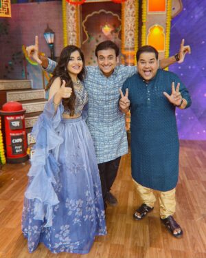 Amruta Deshmukh Instagram - ज्या कार्यक्रमाने गेल्या काही वर्षांत नित्यनेमाने हसवलं.."एवढं कमाल timing ह्यांचं कसं..इतकी perfect नक्कल कशी काय करतात राव?" असे प्रश्न tv समोर बघताना पडायचे..त्या "चला हवा येऊ द्या" मध्ये सहभागी होण्याची संधी, माझ्या "नियम व अटी लागू" ह्या नाटकामुळे मिळाली..कमाल अनुभव !! बघा हा एपिसोड आज 9.30 ला किंवा zee5 app var कधीही..😃😃🕺🏼
•
Outfit : @kajreeretail 
Jewellery: @sorayaajewels_ 
MUA : @niteshgaikwad2525 
Photos: @darshan_dhoble_photography