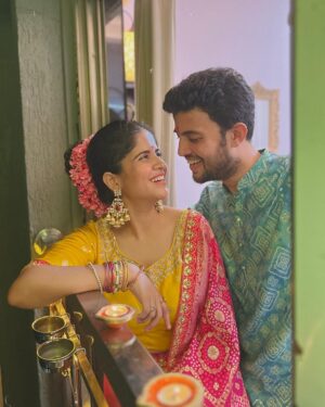 Amruta Deshmukh Instagram - तुम्हाला व तुमच्या परिवाराला दिवाळीच्या हार्दिक शुभेच्छा ! 🪔🎊🪔🎊
.
Amruta’s outfit: @kajreeretail 
Prasad’s outfit: @suvidhafashion
Clicked by: our dearest @tanmay_jangam 🕺🏼