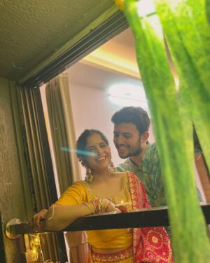 Amruta Deshmukh Instagram - तुम्हाला व तुमच्या परिवाराला दिवाळीच्या हार्दिक शुभेच्छा ! 🪔🎊🪔🎊
.
Amruta’s outfit: @kajreeretail 
Prasad’s outfit: @suvidhafashion
Clicked by: our dearest @tanmay_jangam 🕺🏼