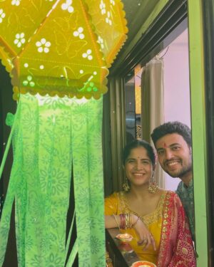 Amruta Deshmukh Instagram - तुम्हाला व तुमच्या परिवाराला दिवाळीच्या हार्दिक शुभेच्छा ! 🪔🎊🪔🎊
.
Amruta’s outfit: @kajreeretail 
Prasad’s outfit: @suvidhafashion
Clicked by: our dearest @tanmay_jangam 🕺🏼