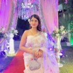 Anahita Bhooshan Instagram - उसके चेहरे की चमक के आगे सादा लगा, आसमाँ में चाँद पूरा था मगर आधा लगा।🌙 . Styled by- @styling.your.soul Saree- @muksweta Jewellery- @fashionjewellery_21
