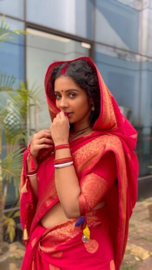 Angana Roy Instagram - Meet Parvati! 
Tumi Ashe Pashe Thakle , everyday at 8pm only on @starjalsha

Video courtesy @damitava90 😇

#reelsinstagram #reeloftheday #parvati #paro #tumiashepashethakle #postoftheday #tuesday #tuesdayvibes #decemberdaily #sareelook #indianwear #anganawithlove