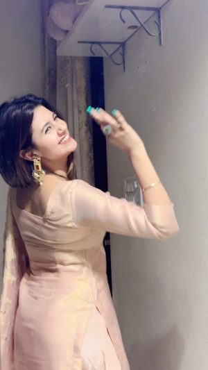 Anjali Arora Instagram - apni duniya mai magan😍😍