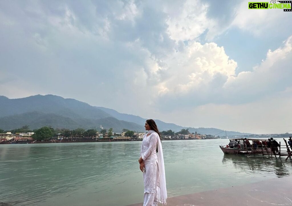 Anjali Tatrari Instagram - New day, New Character 🎭 Nothing like starting at my favourite place with Ganga Ma’s blessings 🙏🏻 #Yuvikamahajan #yuvika #anjalitatrari #vanshaj #newshow #gratitude #godschild River Ganga at Rishikesh