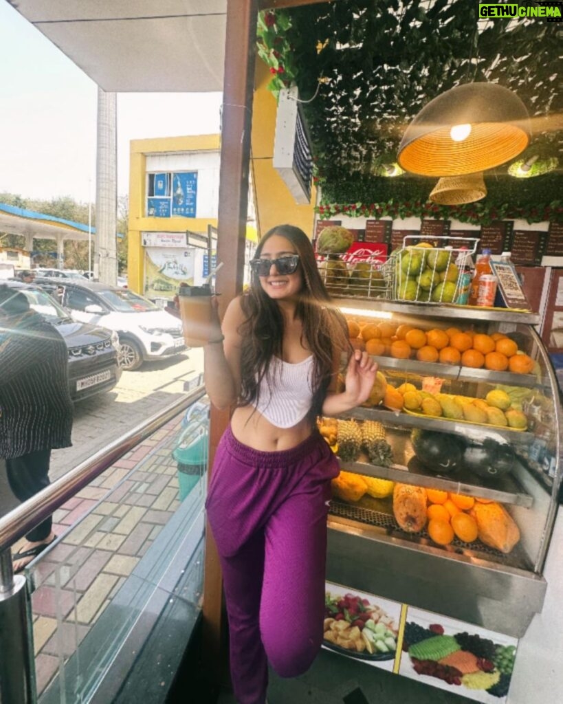 Anjali Tatrari Instagram - Juicing up my day 🥤 #anjalitatrari Pune Mumbai Expressway