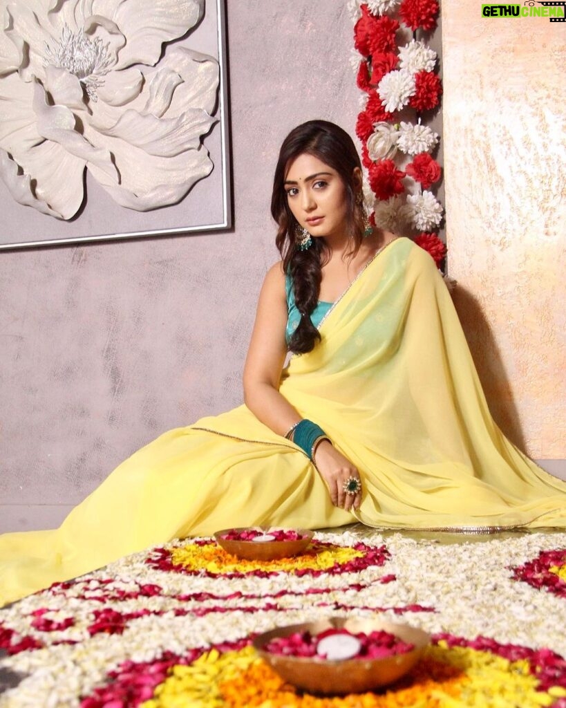 Anjali Tatrari Instagram - Where there is a saree, there is elegance. 📸 - @parmarphotography1 💄 - @akash_makeupartist 💇‍♀️ - @ansari_hairmakeupartist #yuvikamahajan #vanshaj #sonysab #anjalitatrari Umargam, Gujarat, India