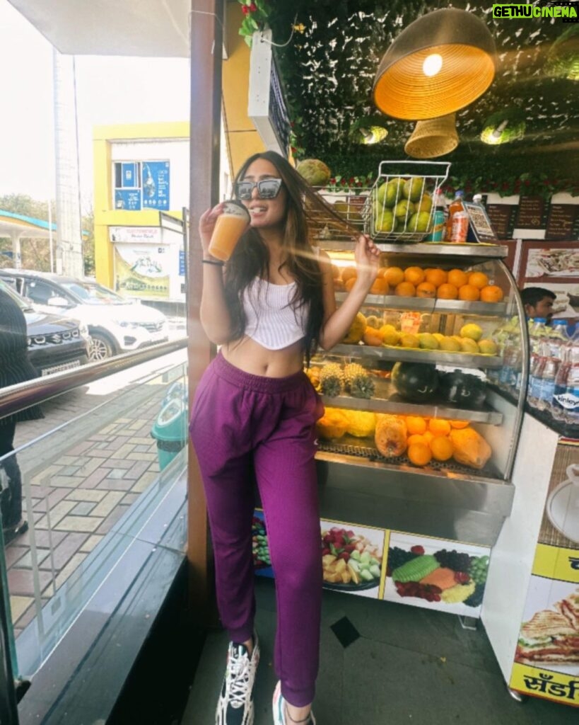 Anjali Tatrari Instagram - Juicing up my day 🥤 #anjalitatrari Pune Mumbai Expressway